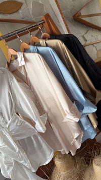 CAMISA DE CETIM COM LENÇO