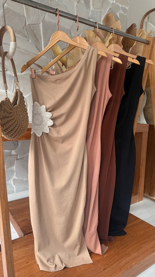 VESTIDO COM FLOR DE CROCHÊ