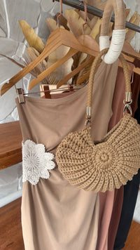 VESTIDO COM FLOR DE CROCHÊ