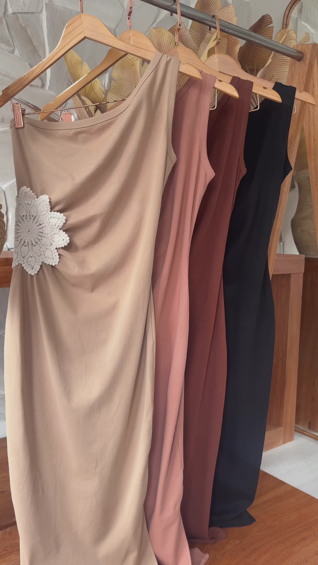 VESTIDO COM FLOR DE CROCHÊ
